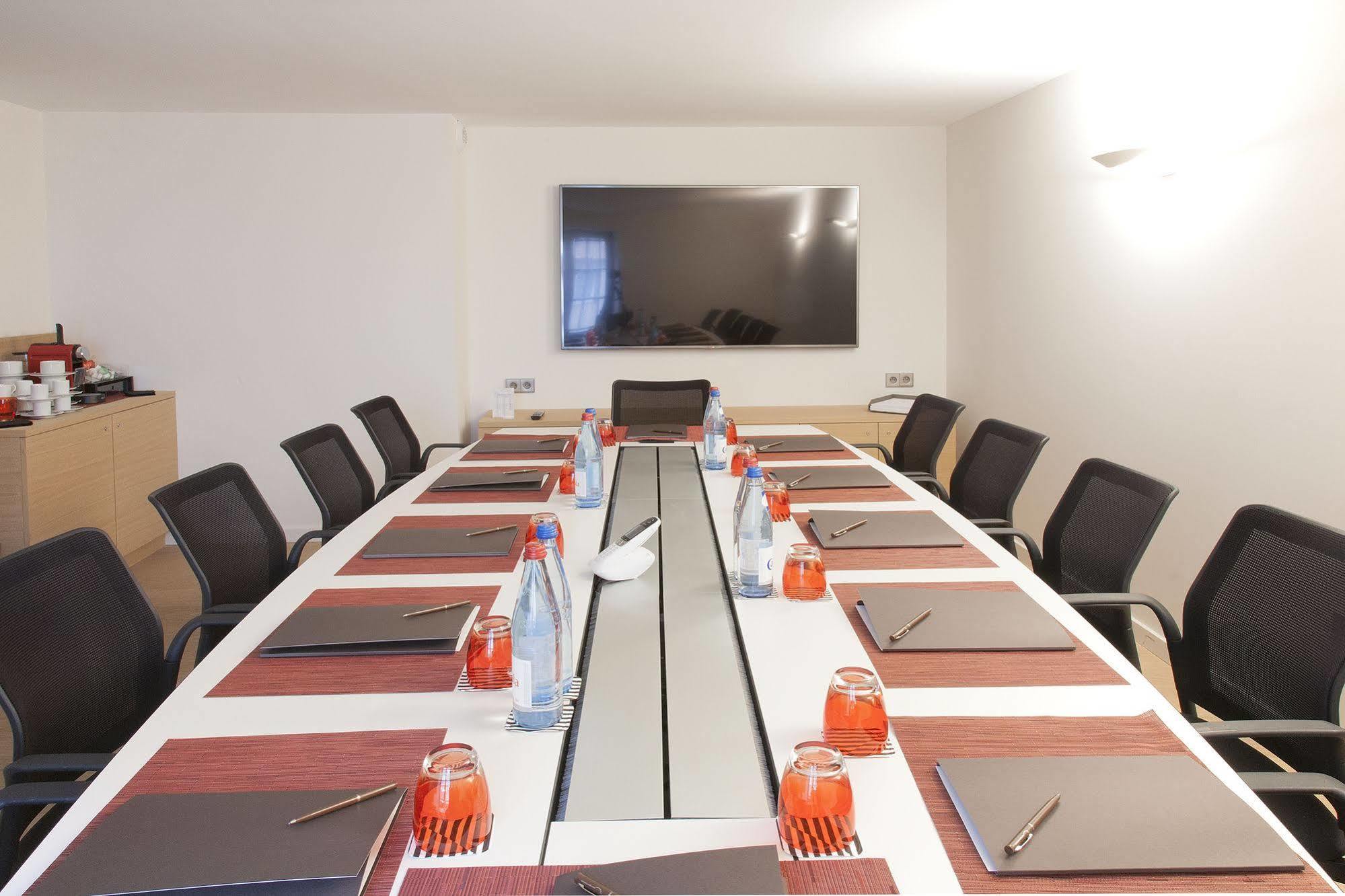 Hotel Pavillon Regent Petite France Estrasburgo Exterior foto A meeting room at the European University Barcelona